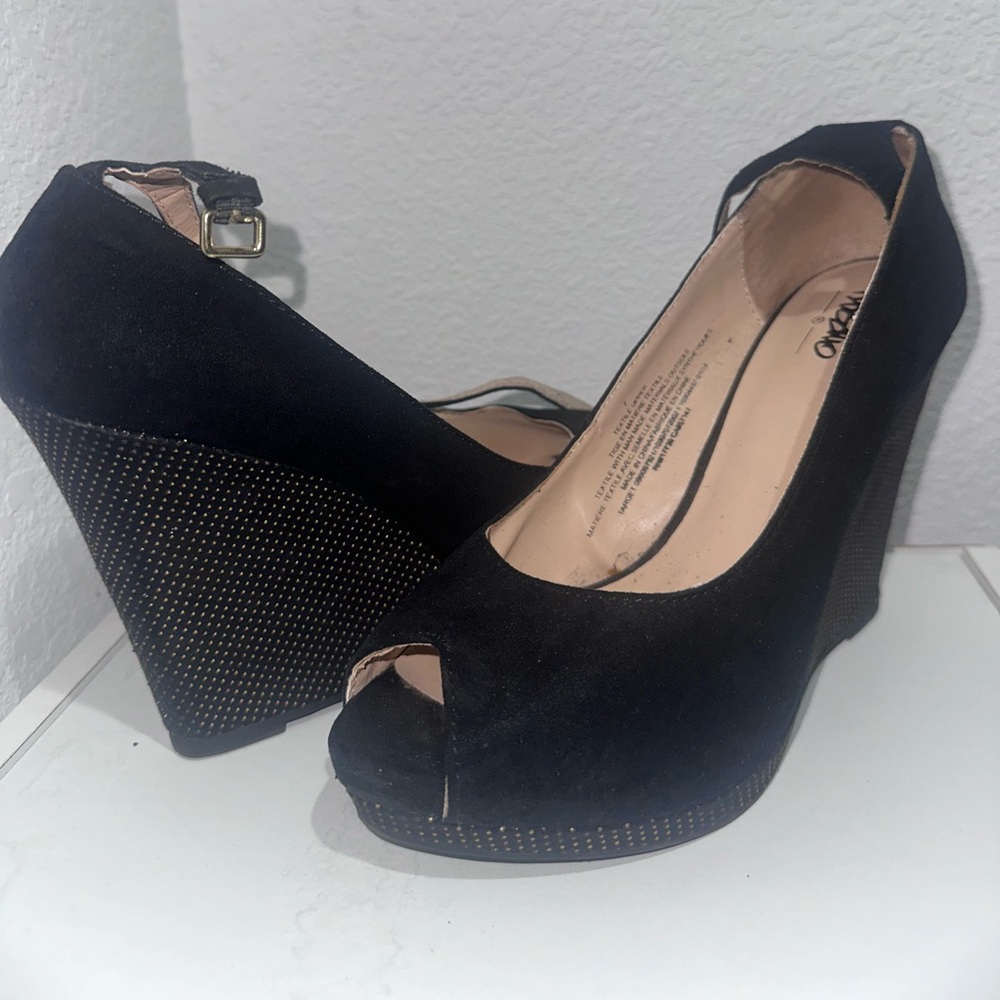 Chic Black Peep-Toe Wedges